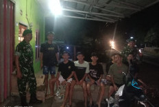 GERCEP! Babinsa Koramil 405-03 Kikim dan Warga Piket Ronda Malam Perketat Keamanan Dusun