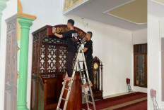 Jalin Kekeluargaan dan Tebar Keceriaan di Ternate, Pizza Hut Kerja Bakti di Masjid 
