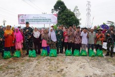 Tak Hanya Tinjau Latihan, Pangdam II Sriwijaya Bagikan bingkisan Ini untuk Warga di Muara Enim