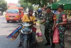 Aksi Jumat Berkah, Prajurit Koramil Panjang Berbagi Nasi Kotak kepada Warga