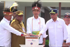 Presiden Jokowi Meresmikan Pengoperasian 2 Bandara di Papua