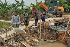 Wujudkan Kemanunggalan, Babinsa Kodim Palembang dan Warga Kalidoni Bangun Jambatan Garuda Merah Putih