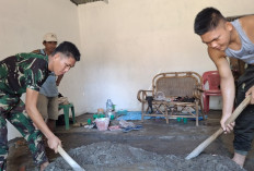 Pastikan Kualitas Sesuai Standar Bangunan, Ini Langkah Pengadukan Campuran Semen Oleh Satgas TMMD Kodim Lahat