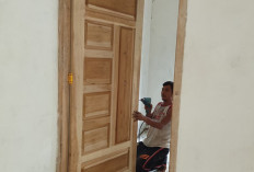 Rumah Layak Huni Hampir Jadi! Satgas TMMD ke-128 Pasang Pintu RTLH 3 di Desa Lubuk Tampang