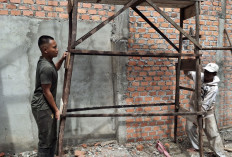 Proses Pemasangan Atap RTLH Titik 5, Langah Percepatan Sasaran Fisik Ini Dilakukan Satgas ke-128