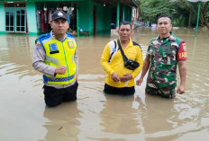 Sinergitas TNI-Polri, Polsek Rambang Lubai Bersama Babinsa Monitoring Banjir di Desa Sukamerindu