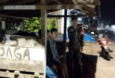 2 Babinsa Koramil 405-11 Tanjung Sakti dan Warga Piket Ronda Malam Standby di Satkamling 