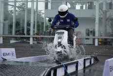 Hujan Deras Bukan Alasan Berhenti Berkendara, Ini 7 Cara Aman Naik Motor Listrik agar Tetap Selamat dan Nyaman