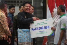 Gubernur Herman Deru Serahkan Santunan Jaminan Kematian BPJS Ketenagakerjaan kepada Petani Sawit di Sumsel