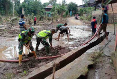 Pacsa Banjir, Dandim 0405/Lahat Kerahkan Prajurit Bantu Warga Bersihkan Material Sampah