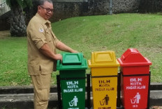 Waduh, Sampah Sisa Wisatawan Berhamburan di Objek Wisata, Petugas Bekerja Ekstrakeras Membersihkannya