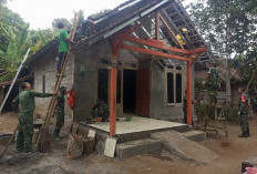Teras Rumah Bapak Kusri Makin Estetik! Intip Aksi Satgas TMMD Salatiga Pasang Keramik Bareng Warga