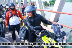 Bukan Naik Mobil Mewah, Begini Aksi Gubernur Sumsel Motoran Tinjau Perbaikan Jalan Nasional di Banyuasin