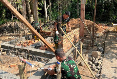 Anggota Satgas TMMD 128 Ukur Lebar Sarana MCK, Ini Penampakannya 
