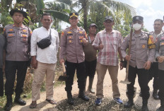 Wujudkan Keamanan Infrastruktur, Polsek Sukarame Tambal Jalan Berlubang Rawan Laka di Lokasi Ini