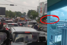 LRT Mogok! Puluhan Penumpang Jalan Kaki Sampai 15 Menit Saat Dievakuasi di Punti Kayu Palembang