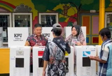 Pj Wako Pagaralam dan Istri Salurkan Hak Pilihnya di TPS 022 Sembilan Ilir