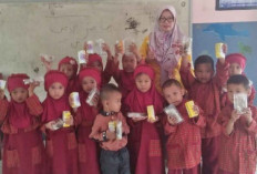 Cerdaskan Anak Bangsa, 20 Siswa TK Lubuk Lungkang Lahat Dapat Makanan Bergizi