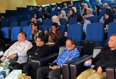 Hadir di Tengah Mahasiswa dan Seniman, Rektor UIN Rafah Terlihat Menikmati Setiap Adegan Wayang Palembang