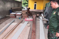 Stafter Kodim Lahat Memperlihatkan Bahan Material di Posko TMMD Kodim Lahat, Apa Saja Itu?