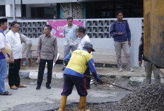Gerak Cepat Ratu Dewa Respon Keluhan Warga Palembang, Terjunkan Petugas Perbaiki Jalan Semeru Berlubang