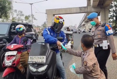 Mencegah ISPA Akibat Kabut Asap, Polrestabes Palembang Bagikan Ratusan Masker Gratis