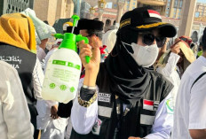 Cuara Super Panas di Arab Saudi, Ada Kisah Polwan Berjilbab Hitam Bantu Jemaah Haji
