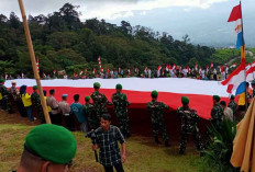 300 Personil Gabungan Bentangkan Bendera Merah Putih Raksasa di Tugu Rimau Kota Pagaralam, Ini Tujuannya 