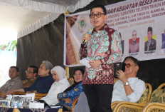 Meja Kursi Banyak Rusak, Siswi SMA Nurul Iman Curhat ke Dapil II