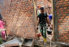 Tak Kenal Cuaca, Anggota Satgas TMMD 128 Terus Lanjutkan Pekerjaan