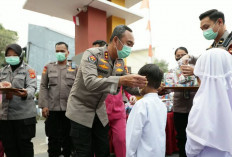Polda Sumsel Serentak Bagikan Ribuan Masker, Edukasi Kesehatan di Tengah Karhutla