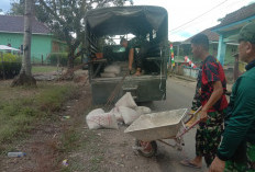 Anggota Satgas TMMD 128 dan Warga Saling Bahu Membahu Turunkan Bahan Material