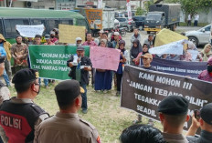 Warga Ulak Segara Demo di Pemkab Ogan Ilir, Minta Oknum Kades Tersangka Perzinahan Dicopot