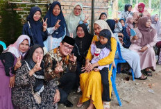 Emak-emak di Tanjung Mas OKU Timur Sambut Hangat Fery Antoni, Warga Sebut Cabup Ramah 