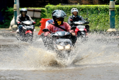 Terjebak Banjir Saat Berkendara Motor, Ini yang Harus Kamu Lakukan