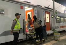 Tertinggal Kereta, Dua Pemudik Dibantu Polisi Hingga Berangkat