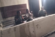2 Babinsa Koramil 405-04 Ulu Musi Bertatap Muka Bersama Petugas Ronda Malam di Pemukiman Penduduk