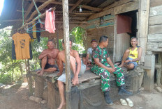 Wow, Stafter Kodim 0405 Lahat Duduk Santai Bersama Warga Lubuk Tampang, Ini yang Dilakukannya 