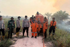 Keterbatasan Air Tak Jadi Penghalang, Polri Berjibaku Padamkan Karhutla di Lahan Gambut Pulau Semambu