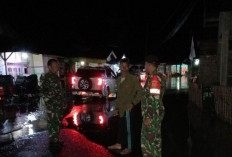Babinsa Kodim 0409/RL Wilayah Kodam II Swj Gerak Cepat Bantu Warga Kebanjiran di Lebong