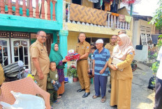 Kadisdik Palembang Gercep Santuni Siswa Korban Kebakaran, Berikan Bantuan Perlengkapan Sekolah  