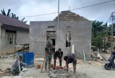 Kebut Pengerjaan RTLH, TNI dan Warga Bahu-Membahu Renovasi Rumah di Desa Penutuk