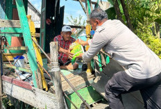 Wujud Kepedulian, Polsek Pemulutan Salurkan Bantuan untuk Korban Rumah Roboh di Desa Aurstanding