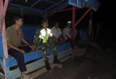 Babinsa Koramil 405-05 Pendopo Didampingi Polsek Sambangi Petugas Ronda di Poskamling, Intip Yuk
