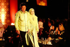 Memukau! Enos Bersama Istri Berlenggok Anggun di Swarna Songket Nusantara 2025