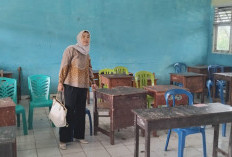 FANTASTIS! Siswa SMPN 1 Kota Agung Lahat Masih Gunakan Moubiler Kursi Plastik