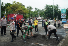 Jelang Mudik Lebaran, Polda Sumsel Kerahkan 106 Personel Perbaiki Jalan di Tiga Wilayah