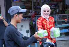 Pegawai Diskominfo Palembang Bagi Takjil Jelang Berbuka Puasa