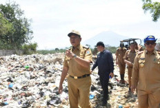 Puluhan Ton Sampah Menumpuk Di TPA Simpang Padang Karet Pagaralam, Ternyata Ini Alasannya 