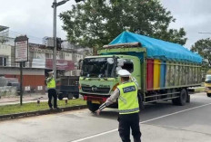 Polda Sumsel Setop Truk Sumbu Tiga di Jalur Mudik, Arus Pemudik Diprioritaskan